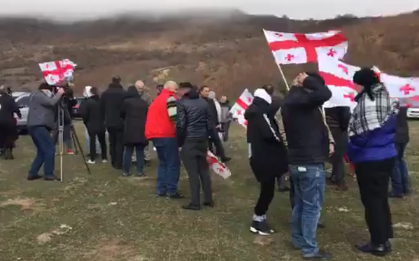 სხვილოს ციხესთან საოკუპაციო რეჟიმის მიერ უკანონოდ დაკავებული მოქალაქეების გათავისუფლების მოთხოვნით აქცია მიმდინარეობს