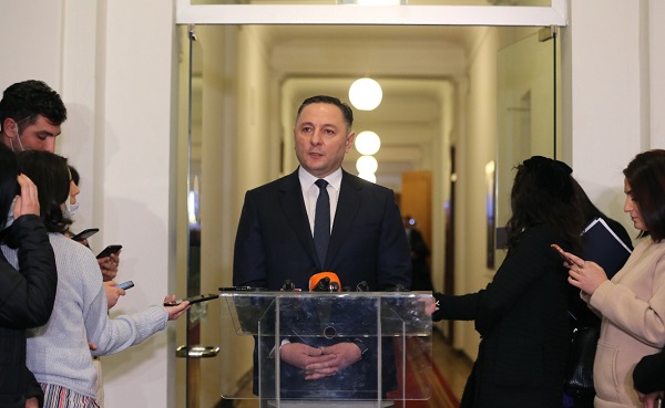 პარლამენტში ოპოზიციის არყოფნა დისკომფორტია, პირველ რიგში, ქვეყნისთვის არის ცუდი, მოვუწოდებ ოპოზიციას, შემობრძანდნენ, აქ გავმართოთ დებატები და არა ქუჩაში, ჭიდაობასა და ერთმანეთის ლანძღვაში - გომელაური