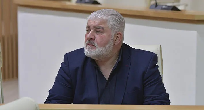 ქართული ოცნება განაგრძობს პოლიტიკურ დევნას და რატომღაც ფიქრობს, რომ ამით შეძლებს პროტესტის ჩახშობას - დამენია მელიას დაბარებაზე
