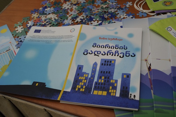 სემეკმა თბილისის N182 საჯარო სკოლას განახლებადი ენერგიების შესახებ სკოლის მოსწავლეებისათვის შექმნილი წიგნები გადასცა