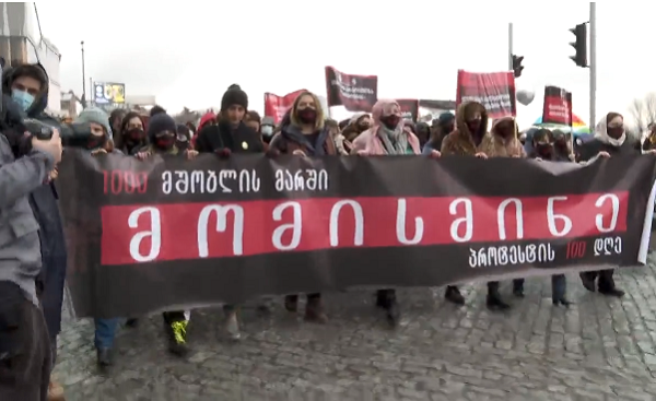 თბილისში "1000 მშობლის მარში" მიმდინარეობს