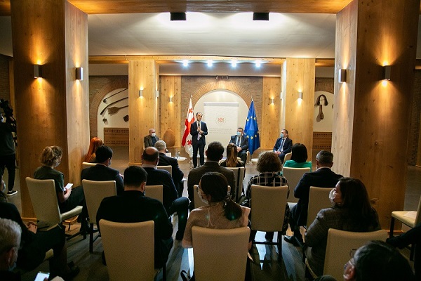 რობაქიძის გამზირზე ტროტუარების რეაბილიტაცია სრულდება