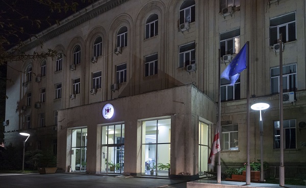 გარემოს დაცვისა და სოფლის მეურნეობის სამინისტროს შენობაზე, 2021 წლის 10 აპრილს, გლოვის ნიშნად, საქართველოს სახელმწიფო დროშა დაეშვა