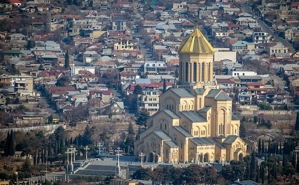 სამების საკათედრო ტაძარში გურამ დოჩანაშვილის სამოქალაქო პანაშვიდი მიმდინარეობს