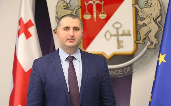 ლაშა ხუციშვილი საზღვრის გახსნის შემდეგ საბაჟო პროცედურებს  „სარფის“ საბაჟო პუნტში დააკვირდება