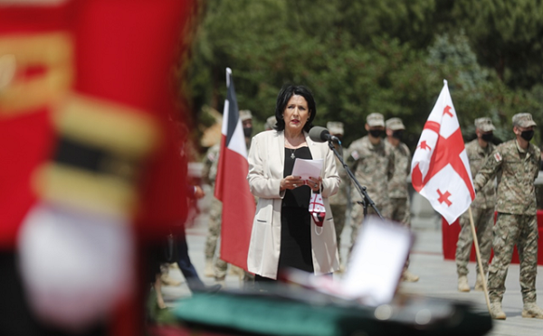 სიმბოლურია, რომ ემიგრაციის ერთ-ერთ ყველაზე გამოჩენილ შვილს, საქართველოს პირველი დემოკრატიული რესპუბლიკის უკანასკნელ მთავარსარდალს ხვდება ემიგრაციის შვილი, საქართველოს დღევანდელი უმაღლესი მთავარსარდალი - პრეზიდენტი