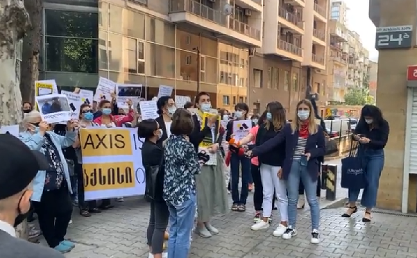 "აქსისის" ერთი სიტყვის არ გვჯერა, თაღლითია -  დაზარალებულები 16 წლის წინ ნაყიდი ბინების ჩაბარებას ითხოვენ