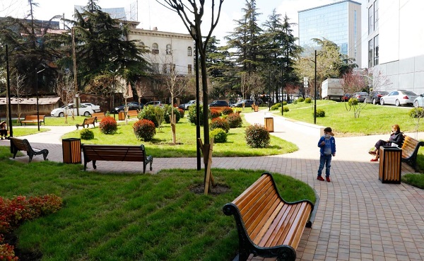 სპორტის სასახლის მიმდებარე ტერიტორიაზე ე.წ. ბარაკების ნაცვლად, სკვერი მოეწყო