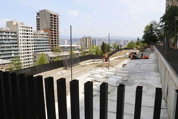 ფანასკერტელის ქუჩაზე ახალი სკვერის მოწყობა მიმდინარეობს