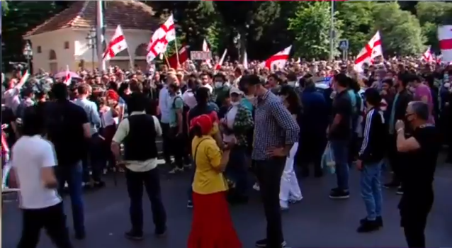 აქციის მონაწილეები „მშრალი ხიდისკენ“ მიემართებიან