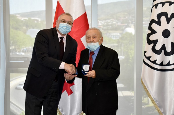 კობა გვენეტაძემ უხუცეს ოლიმპიური თამაშების ჩემპიონს რაფაელ ჩიმიშკიანს ეროვნული ბანკის ახალი საკოლექციო მონეტა გადასცა