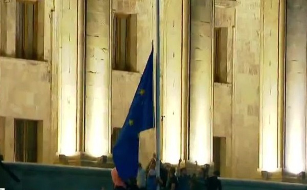 ძალადობრივმა ჯგუფებმა პარლამენტის წინ ევროკავშირის დროშა ჩამოხსნეს და დახიეს