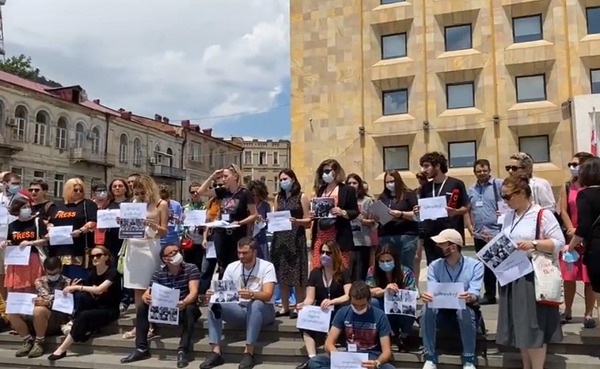მთავრობის ადმინისტრაციასთან მედიის წარმომადგენლებმა აქცია გამართეს