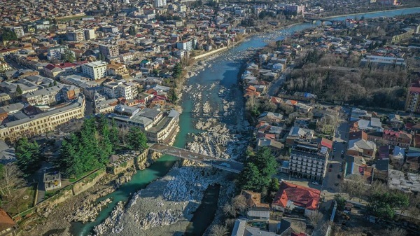 საზოგადოებისთვის სასარგებლო შრომამისჯილი პირები ქუთაისში სკვერის მოვლა-დასუფთავებაზე იზრუნებენ