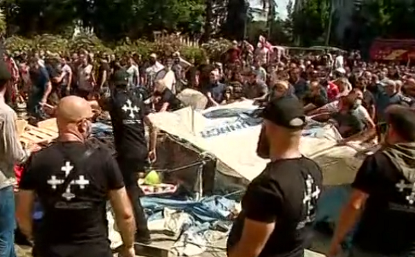 სასულიერო პირებმა და რადიკალურმა ჯგუფებმა პარლამენტთან კარვები დაარბიეს