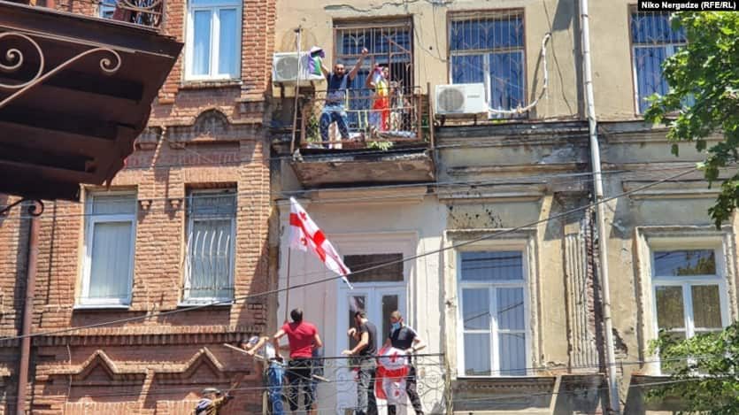 Tbilisi Pride-ის ოფისის დარბევისთვის ბრალდებულებს პატიმრობა შეეფარდათ