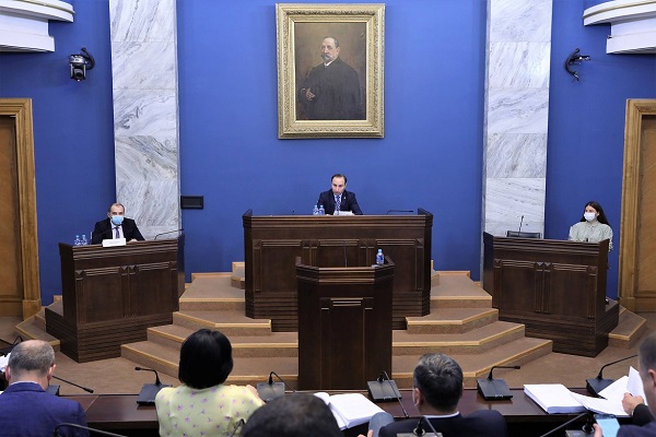 პარლამენტში უზენაესი სასამართლოს მოსამართლეობის კანდიდატების ბიძინა სტურუას და ლაშა ქოჩიაშვილის მოსმენა მიმდინარეობს