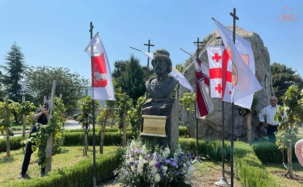 სამების საკათედრო ტაძრის ეზოში მეფე თეიმურაზ I-ის ძეგლი გაიხსნა