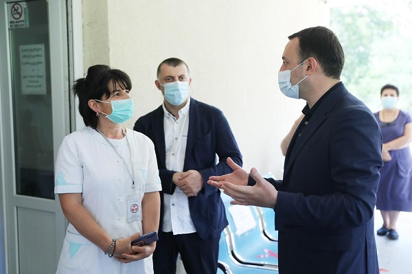 ირაკლი ღარიბაშვილი თეთრიწყაროს მუნიციპალიტეტში ვაქცინაციის პროცესს გაეცნო