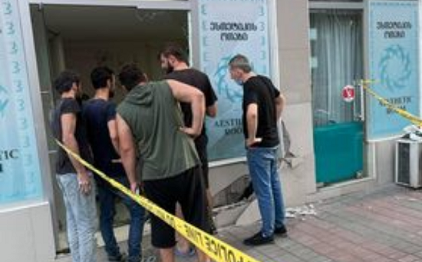 ბათუმში სილამაზის სალონში ავტომანქანა შევარდა