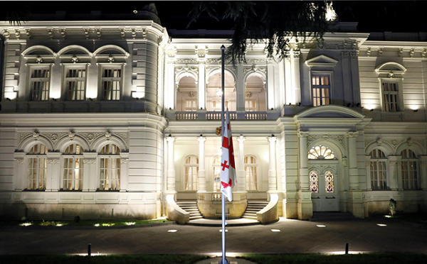 აგვისტოს ომის მე-13 წლისთავთან დაკავშირებით, ადმინისტრაციულ შენობებზე სახელმწიფო დროშა დაეშვა