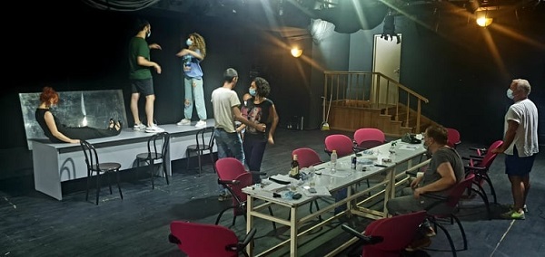 დავით დოიაშვილი ბათუმის დრამატული თეატრის მსახიობებთან ერთად პაოლო ჯინოვეზეს ფილმის „თამაში“ მიხედვით ახალ სპექტაკლზე მუშაობს
