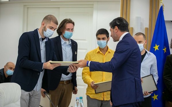 კახა კალაძემ ფანასკერტელ-ციციშვილის ქუჩაზე არსებული სკვერის რეაბილიტაციის პროექტის ავტორებს მადლობის სიგელები გადასცა