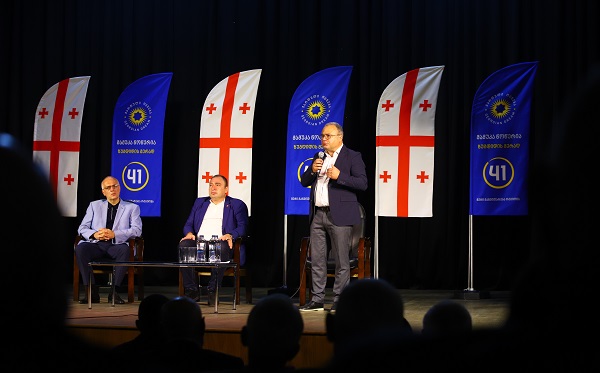 მამუკა წოწერია სხვადასხვა სფეროს წარმომადგენლებს მოსწავლე-ახალგაზრდობის სასახლეში შეხვდა