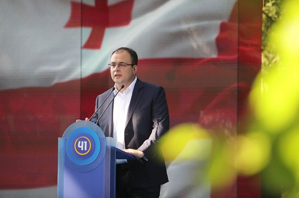 როგორ შეიძლება განვითარდეს ტყიბული იმ ძალის ხელში, რომელმაც შექმნა მოდელირებული ქრონიკა, რეალ ტვ, რომელიც ამტვრევდა სატელევიზიო თეფშებს, იმისათვის რომ თავისუფალი სიტყვა ვერავის გაეგო - რატი ბრეგაძე