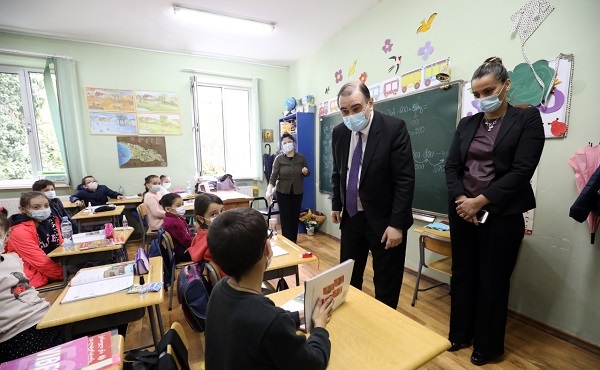 მიხეილ ჩხენკელი სკოლებში სანიტარულ-ჰიგიენური ნორმების დაცვის თვალსაზრისით არსებულ ვითარებას გაეცნო