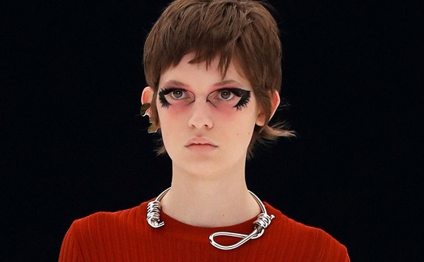 Givenchy-ს მარყუჟის ფორმის ყელსაბამის გამო აკრიტიკებენ