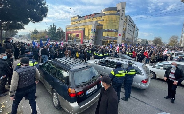 საქალაქო სასამართლოს ტერიტორიაზე დაძაბული ვითარებაა