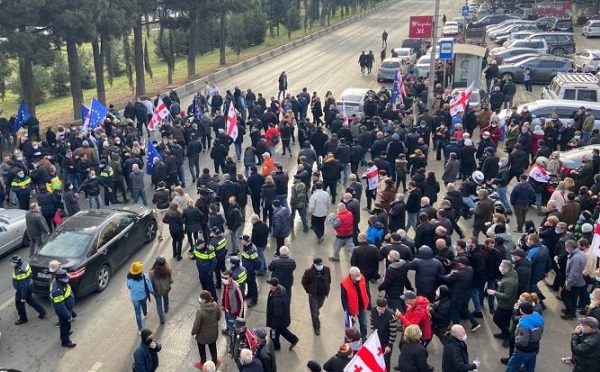 საქალაქო სასამართლოსთან დაპირისპირება მოხდა. პოლიციამ რამდენიმე პირი ტერიტორიიდან გაიყვანა