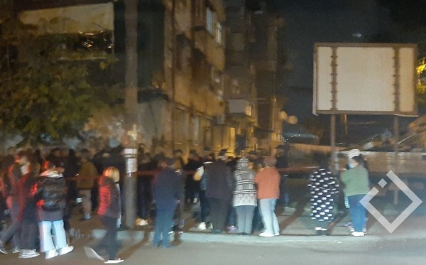 ბათუმში რურუას ქუჩაზე ერთ-ერთი კორპუსის მაცხოვრებლები აცხადებენ, რომ შენობა დანგრევის პირასაა