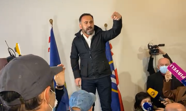 ბათუმის საკრებულოში ხმაური და დაპირისპირებაა