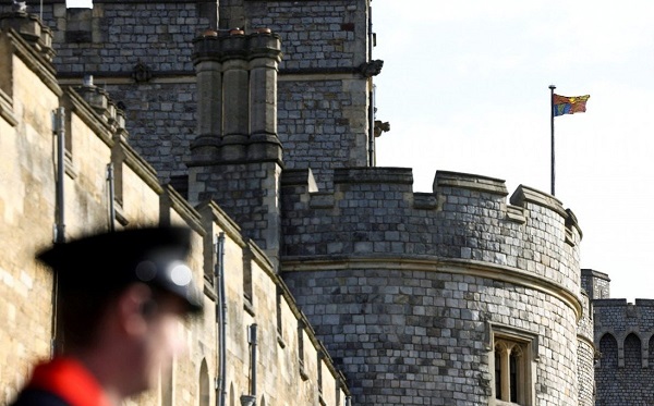 უინძორის ციხე-სიმაგრესთან, სადაც დედოფალი იმყოფება, შეიარაღებული მამაკაცი შეიპყრეს