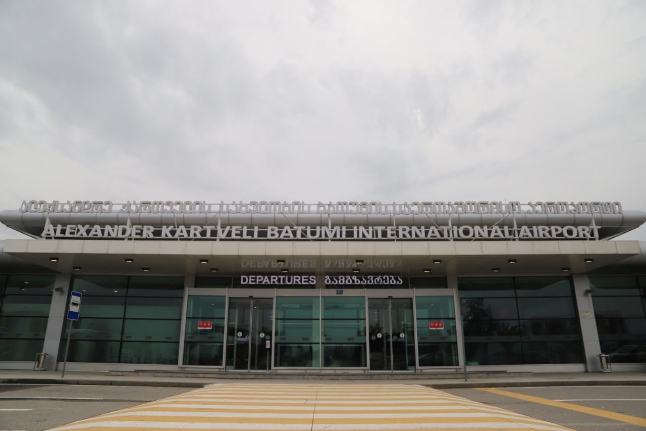 ძლიერი ქარის გამო ბათუმის საერთაშორისო აეროპორტი რეისების მიღებას ვერ ახერხებს