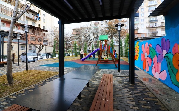 მუხიანის მესამე მიკრორაიონის N12 კორპუსთან, ავტოფარეხების ნაცვლად, სკვერი მოეწყო