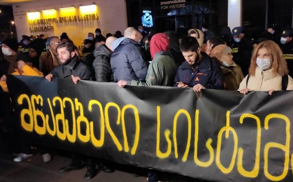 შს სამინისტროსთან მოძალადე პოლიციელის დაკავებას ითხოვენ