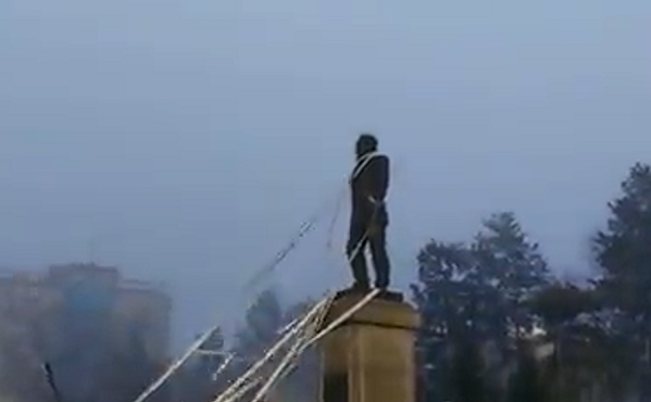 ყაზახეთის ერთ-ერთ ქალაქში ნაზარბაევის ძეგლის ჩამოგდებას ცდილობენ | ვიდეო