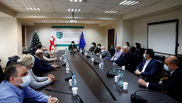 მედიკამენტების მარაგი კლინიკებს აქვთ და ვფიქრობ, რომ ყველანაირად მომზადებული ხვდებიან იმ გამოწვევებს, რაც შესაძლებელია ახალი შტამის გავრცელებას უკავშირდებოდეს - გაბუნია