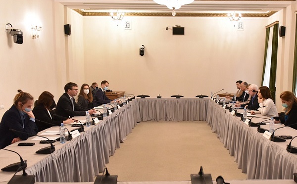 საპარლამენტო ოპოზიციის წარმომადგენლები ევროპარლამენტარ სვენ მიქსერს შეხვდნენ