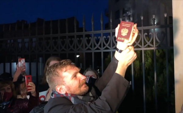 თბილისში, უკრაინის საელჩოსთან რუსეთის მოქალაქემ პროტესტის ნიშნად პასპორტი დაწვა