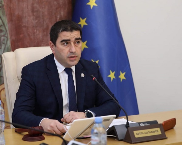 მე უკრაინის ელჩს შევხვდი და არც კი გიკითხავთ რაზე გვქონდა საუბარი - პაპუაშვილი ოპოზიციას