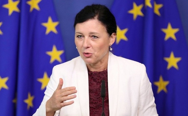 სანქცირებულ პირთა სიაში პირველი პუტინი უნდა იყოს - ევროკომისარი