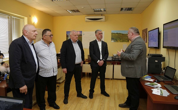 ოთარ შამუგია აბაშის მუნიციპალიტეტში, აზიურ ფაროსანასთან ბრძოლის ღონისძიებების მოსამზადებელ სამუშაოებს გაეცნო