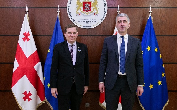გარემოს დაცვისა და სოფლის მეურნეობის მინისტრი ოთარ შამუგია საფრანგეთის ელჩს საქართველოში, დიეგო კოლასს შეხვდა