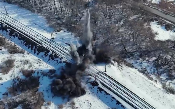 უკრაინელმა სამხედროებმა რუსეთის საზღვარზე სარკინიგზო ხიდი ააფეთქეს | ვიდეო