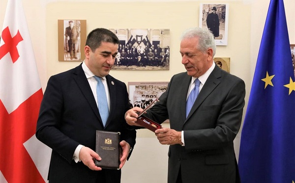 შალვა პაპუაშვილმა დიმიტრის ავრამოპულოსს საქართველოს პრეზიდენტის სახელით ღირსების ორდენი გადასცა