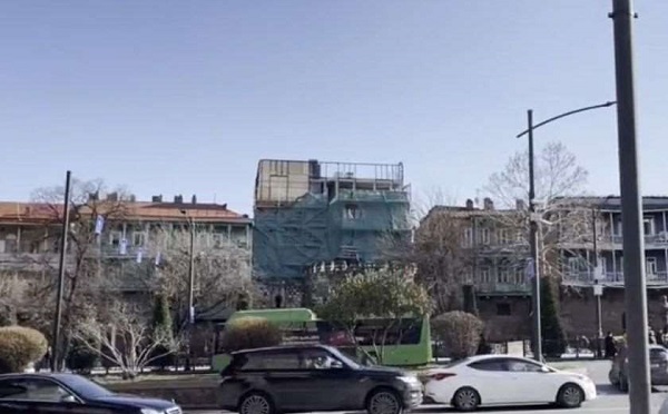 ისტორიულ გალავანთან მშენებარე სასტუმროს უკანონო სართულის დემონტაჟი მიმდინარეობს